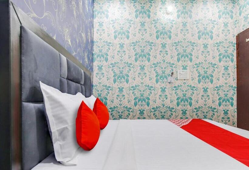 三人经典房间, Flagship Small Town