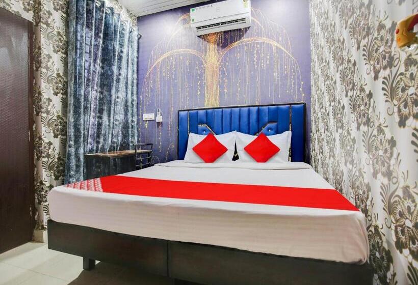 三人经典房间, Flagship Small Town