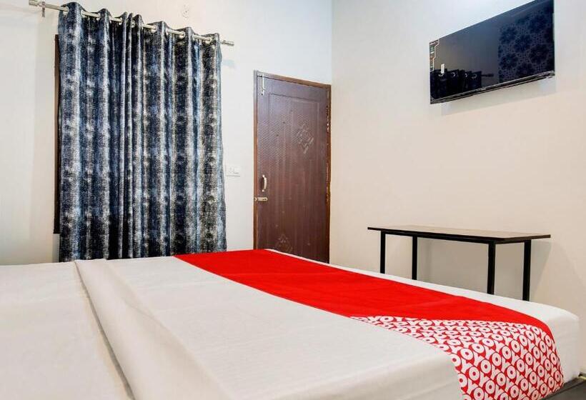 三人经典房间, Flagship Small Town