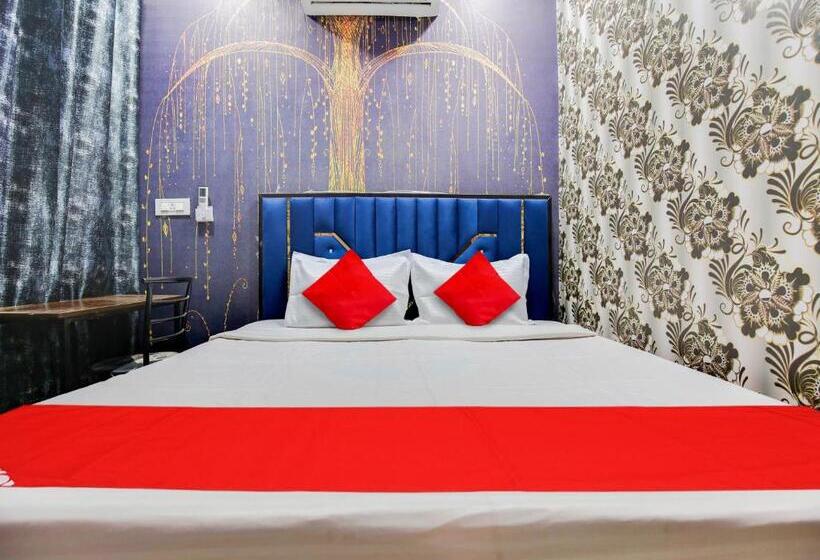 三人经典房间, Flagship Small Town