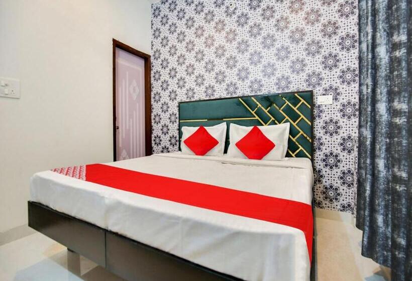 三人经典房间, Flagship Small Town