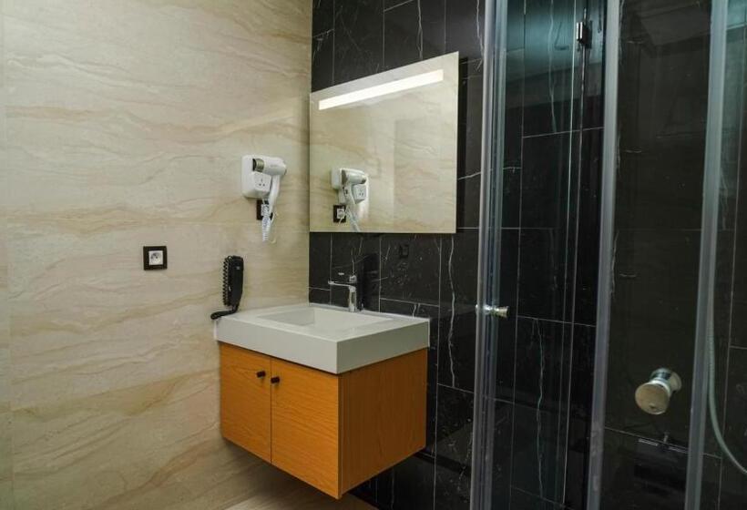 标准间带阳台, Razane Hôtel