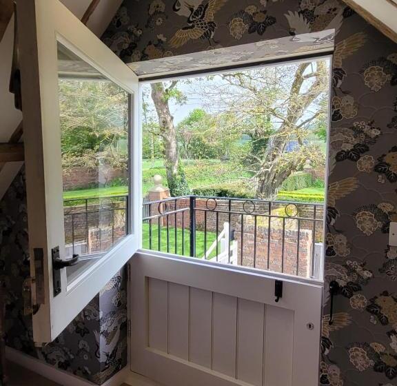 Camera Deluxe, The Manor Pen