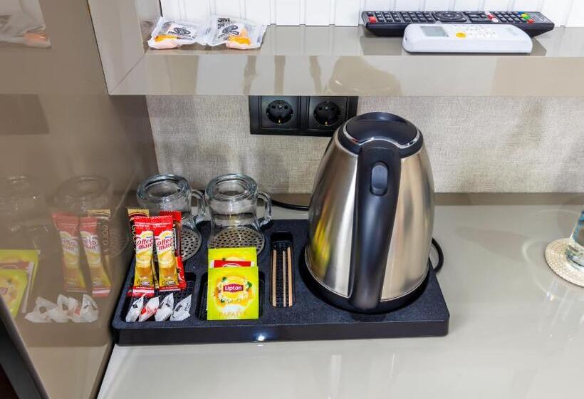 غرفة ديلوكس مزودة بشرفة, Dem Premium Hotel   Round Trip Airport Service   Istanbul International Airport