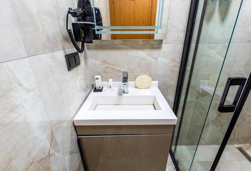 غرفة ديلوكس مزودة بشرفة, Dem Premium Hotel   Round Trip Airport Service   Istanbul International Airport