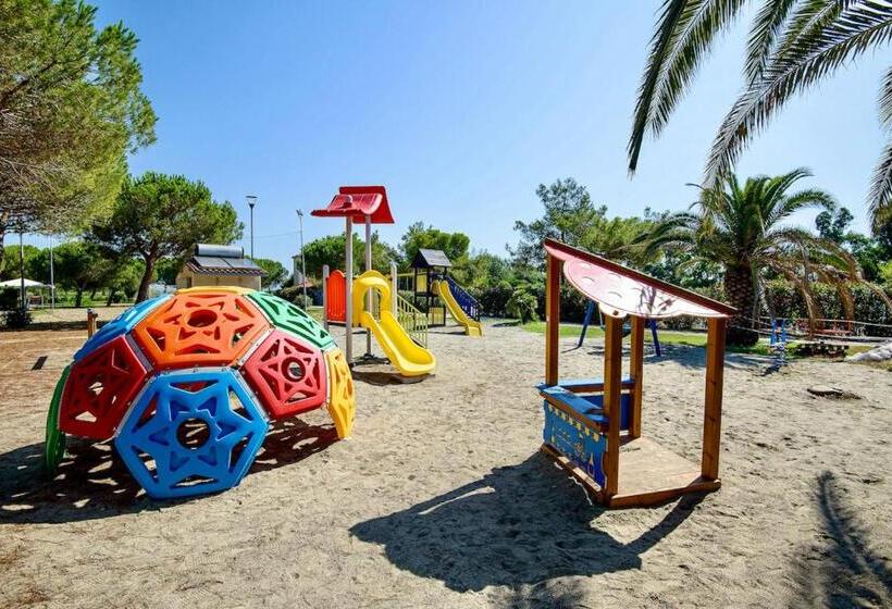 דירת חדר, Isa Appartament Plus 4 Beds, Air Conditioning And Private Outdoor Area In Village With 6 Swimming Po