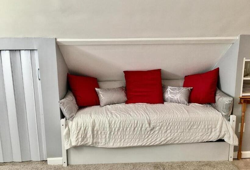 디럭스 스튜디오, Contemporary Studio