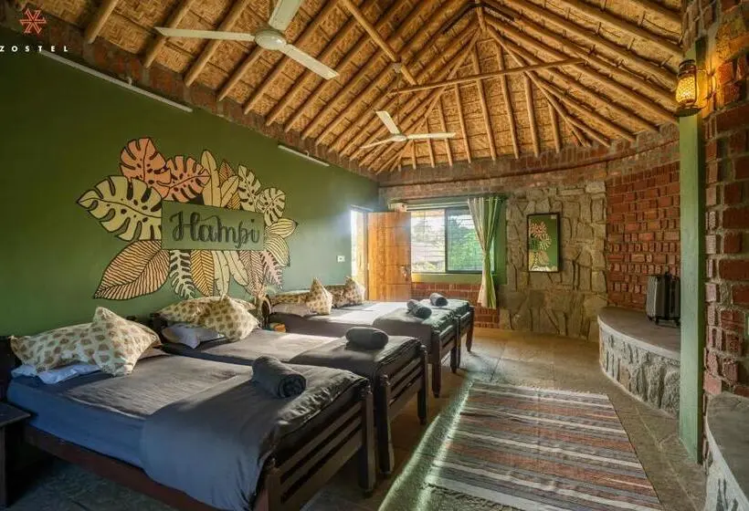 Deluxe Neljän Hengen Huone, Zostel Hampi