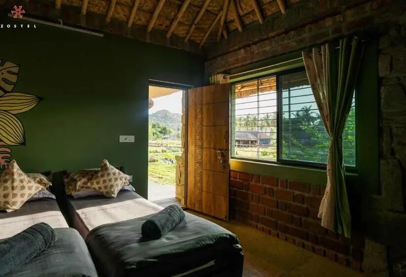 Deluxe Neljän Hengen Huone, Zostel Hampi