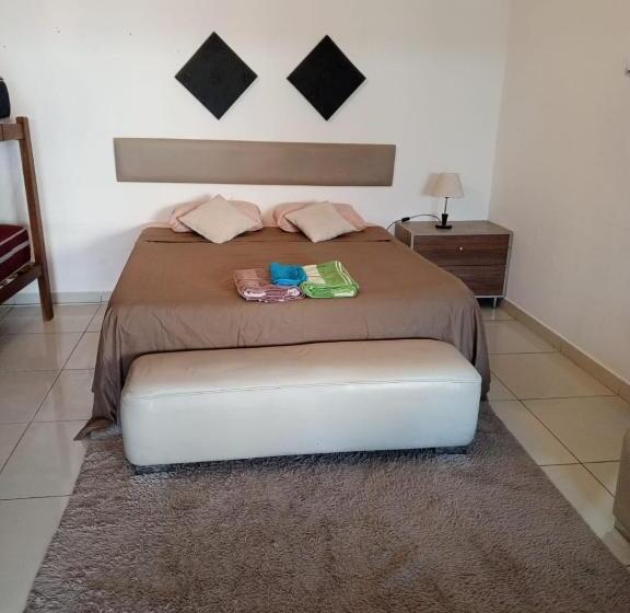 سوییت با چشم‌انداز استخر, Guajira Hostel Scz