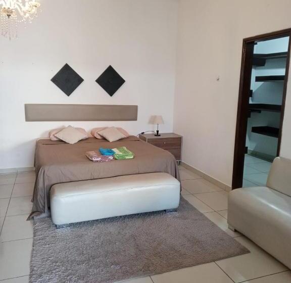 سوییت با چشم‌انداز استخر, Guajira Hostel Scz