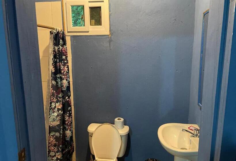 سوییت سوپریور, Airport Inn Roatan