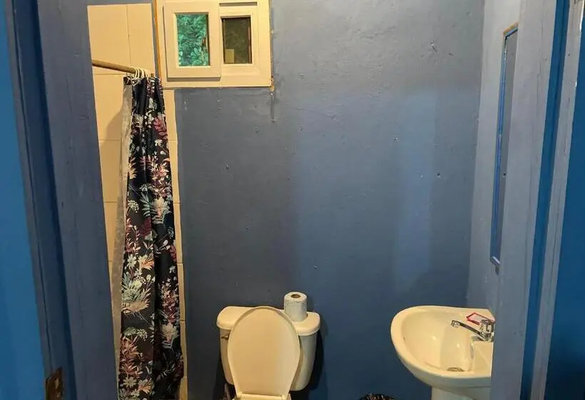 سوییت سوپریور, Airport Inn Roatan