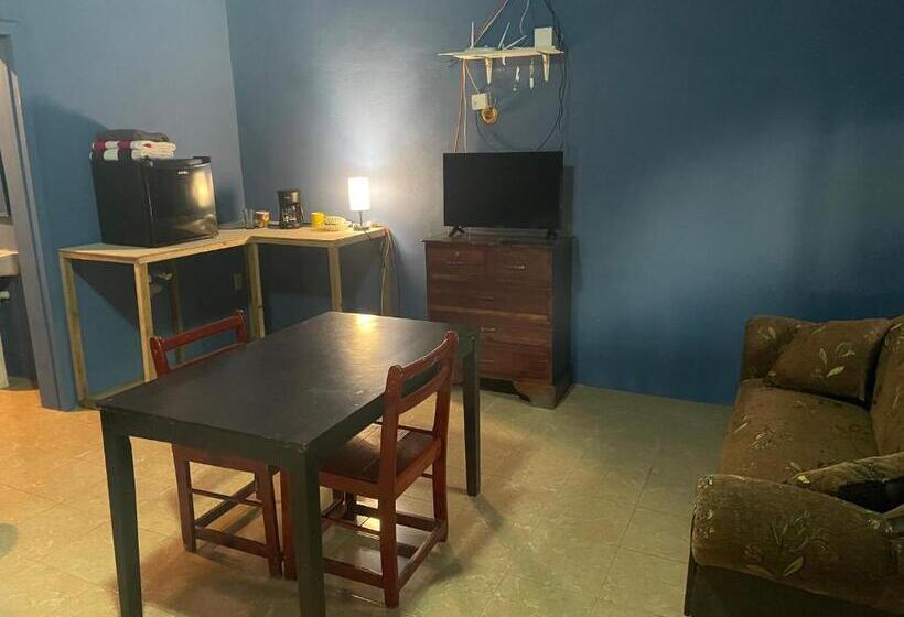 سوییت سوپریور, Airport Inn Roatan