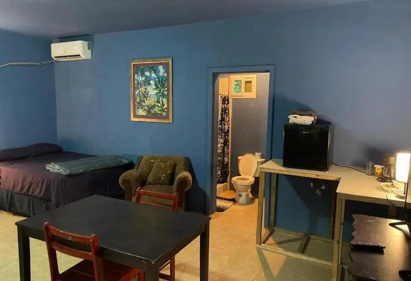 سوییت سوپریور, Airport Inn Roatan