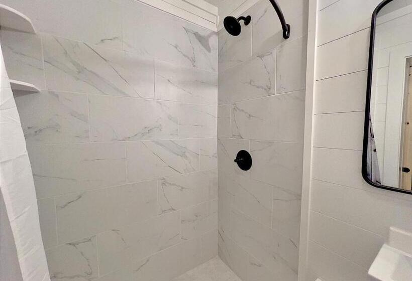 غرفة ديلوكس, Retreat On The Lake