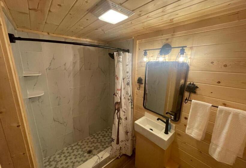 جناح, Retreat On The Lake