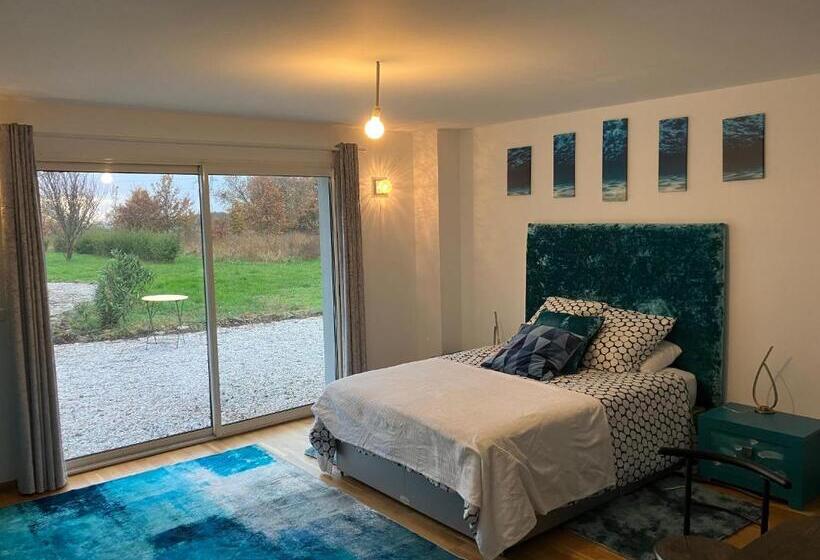 Номер Стандарт Вид на Сад, Chez Phil