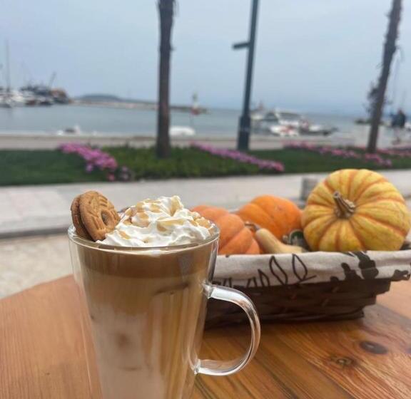 غرفة قياسية ثلاثية, Urla Marin Otel