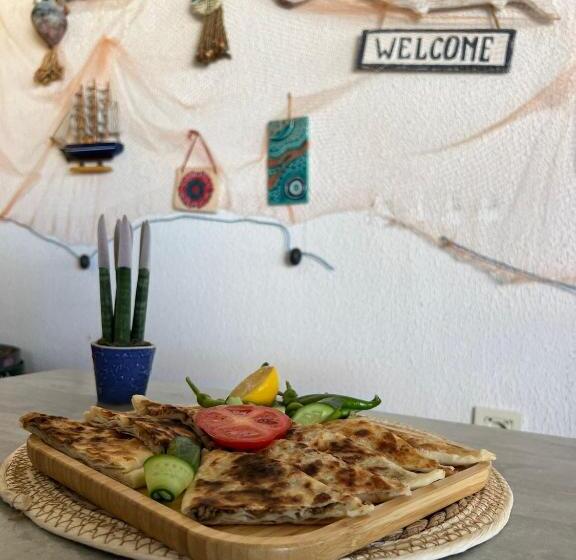 غرفة قياسية ثلاثية, Urla Marin Otel