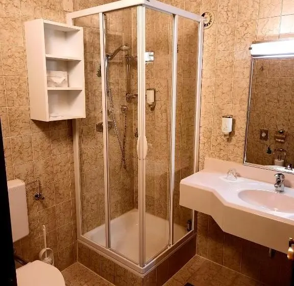 Standard Yhden Hengen Huone, Bella