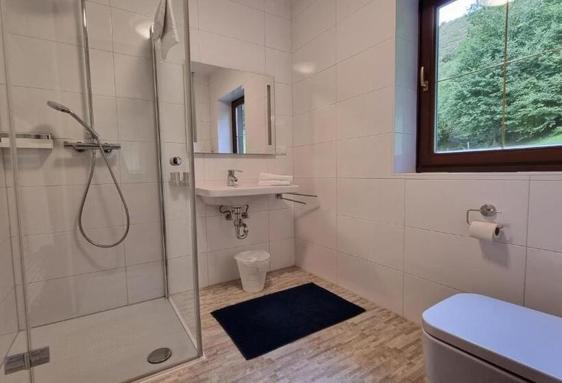 غرفة قياسية ثلاثية, Pension Hattinger