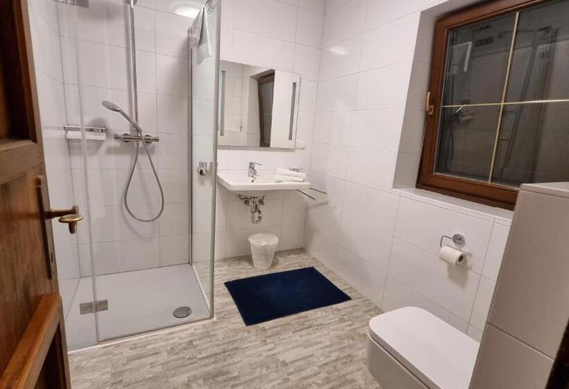 غرفة قياسية ثلاثية, Pension Hattinger