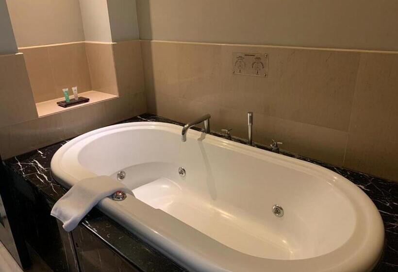 חדר אקזקיוטיב, Surya Hotel & Cottages Prigen