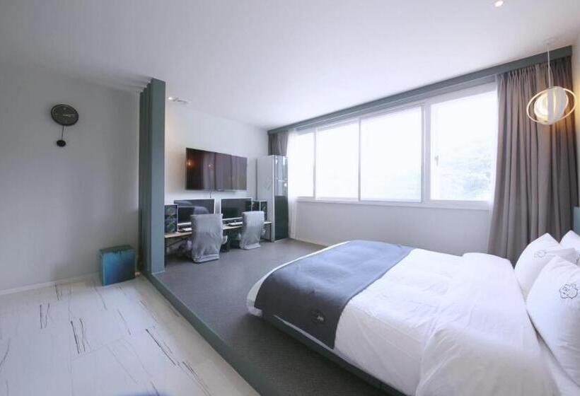 패밀리 룸, Gimhae Jangyu Stayin