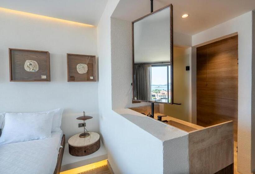 اتاق لوکس با چشم‌انداز دریا, Joon Cunda