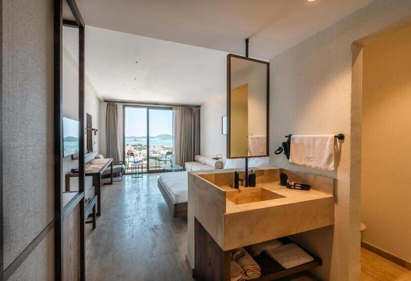 اتاق لوکس با چشم‌انداز دریا, Joon Cunda