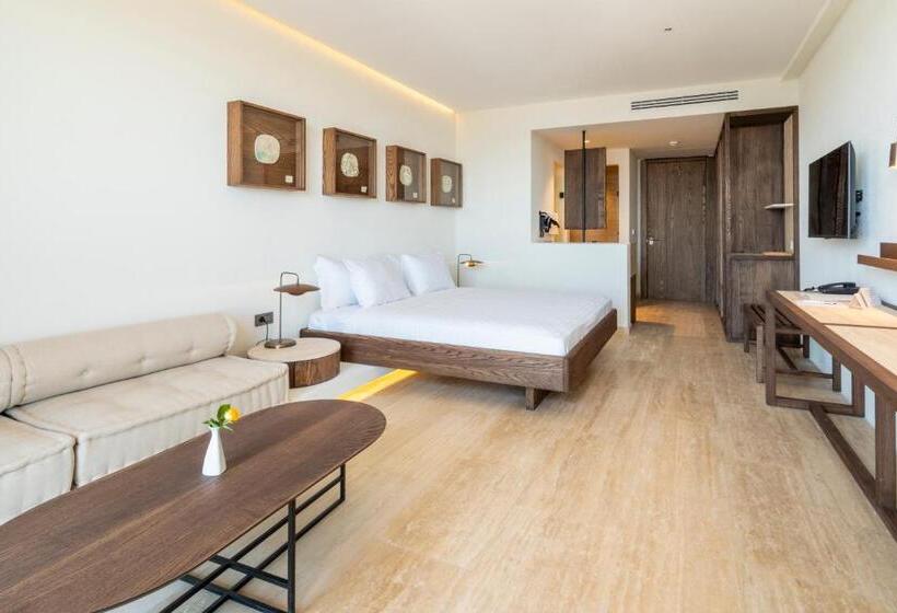 اتاق لوکس با چشم‌انداز دریا, Joon Cunda