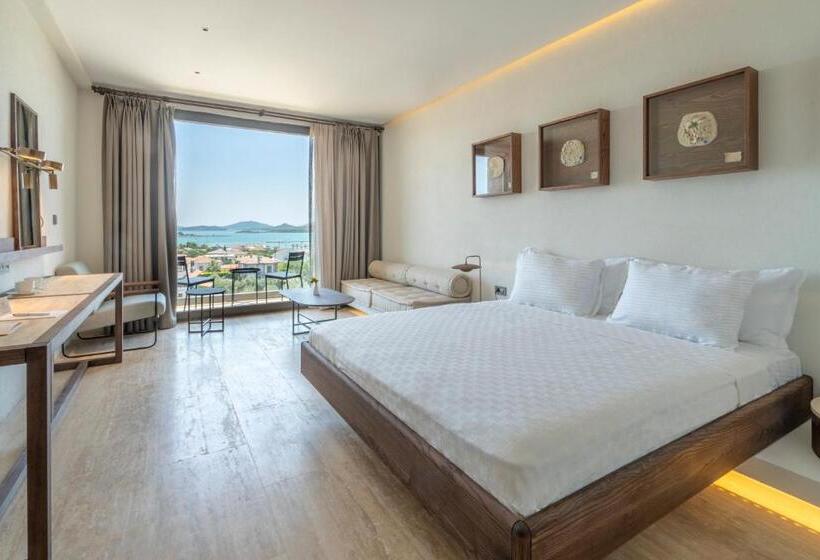 اتاق لوکس با چشم‌انداز دریا, Joon Cunda