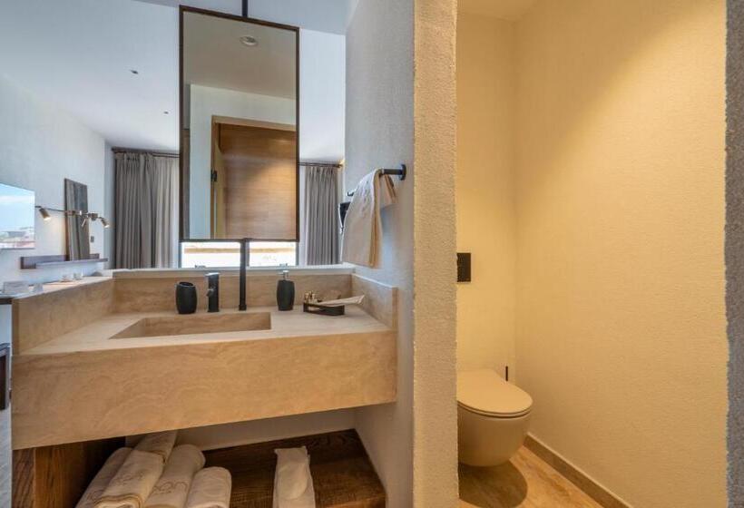 اتاق لوکس با چشم‌انداز دریا, Joon Cunda