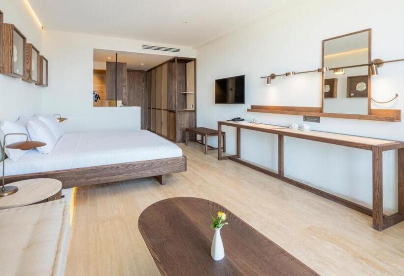 اتاق لوکس با چشم‌انداز دریا, Joon Cunda