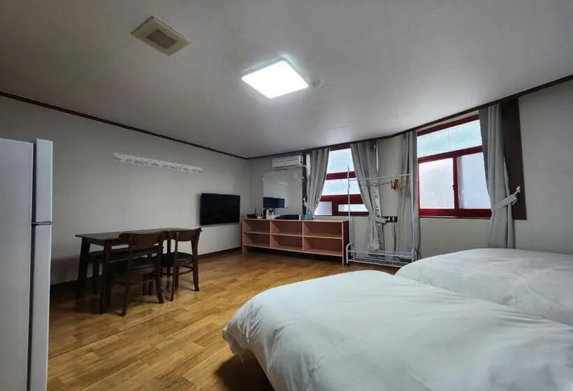 اتاق لوکس سه تخته, Sorak Y Hostel