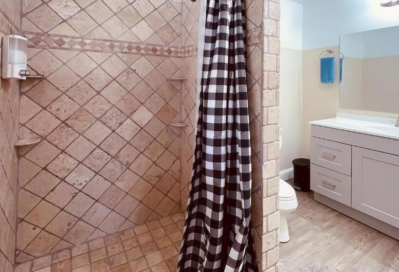 غرفة قياسية سرير كينج, White Orchid Apartments