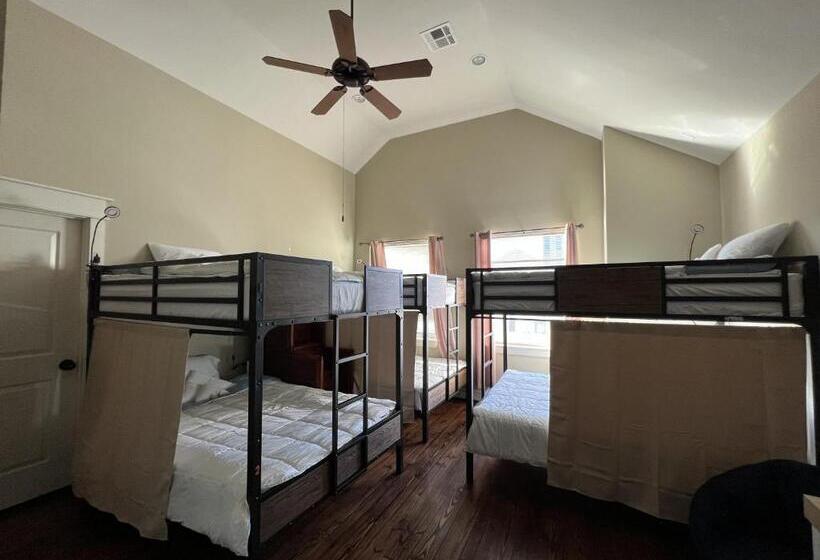 디럭스 4인 룸, Mycrib Houston Hostel