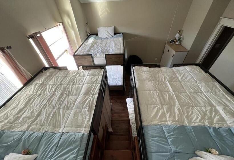 デラックスの4人部屋, Mycrib Houston Hostel