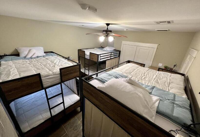 디럭스 4인 룸, Mycrib Houston Hostel