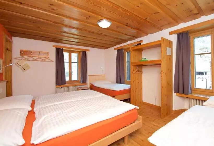 Family Room, Bahnhof