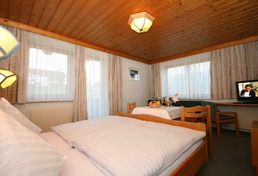 اتاق استاندارد سه نفره, Café Perner