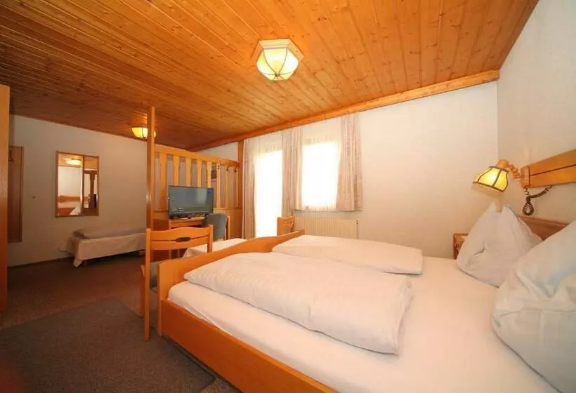 Standard Quadruple Room, Café Perner