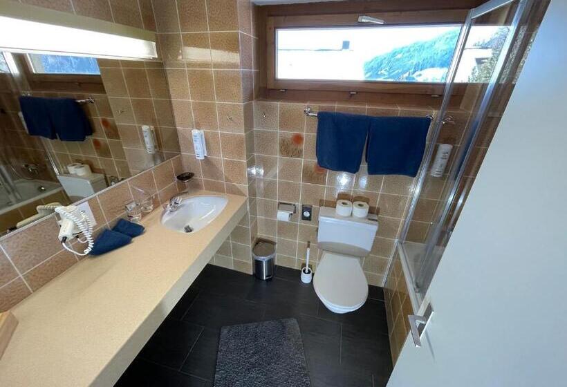 חדר משפחתי, Catrina