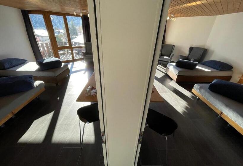 חדר משפחתי, Catrina