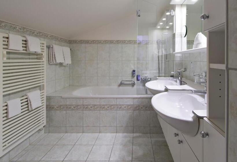 جناح جونيور, Chesa Randolina