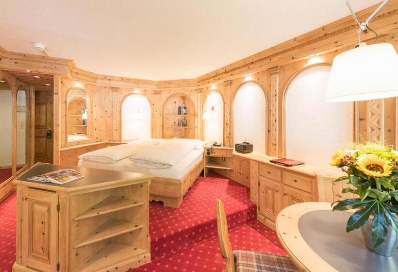 جناح جونيور, Chesa Randolina