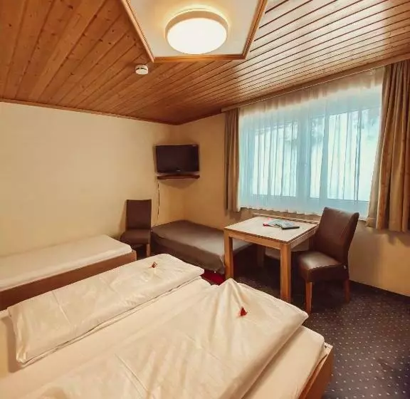 Standard Neljän Hengen Huone, Frühstückspension Auer   Haus Kargl