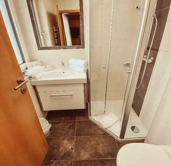 Standard Neljän Hengen Huone, Frühstückspension Auer   Haus Kargl