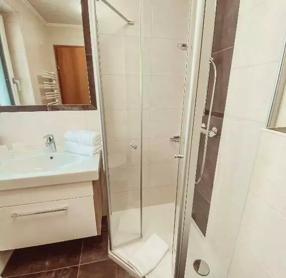 Standard Neljän Hengen Huone, Frühstückspension Auer   Haus Kargl